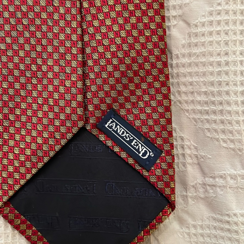 Lands’ End men’s dress tie.